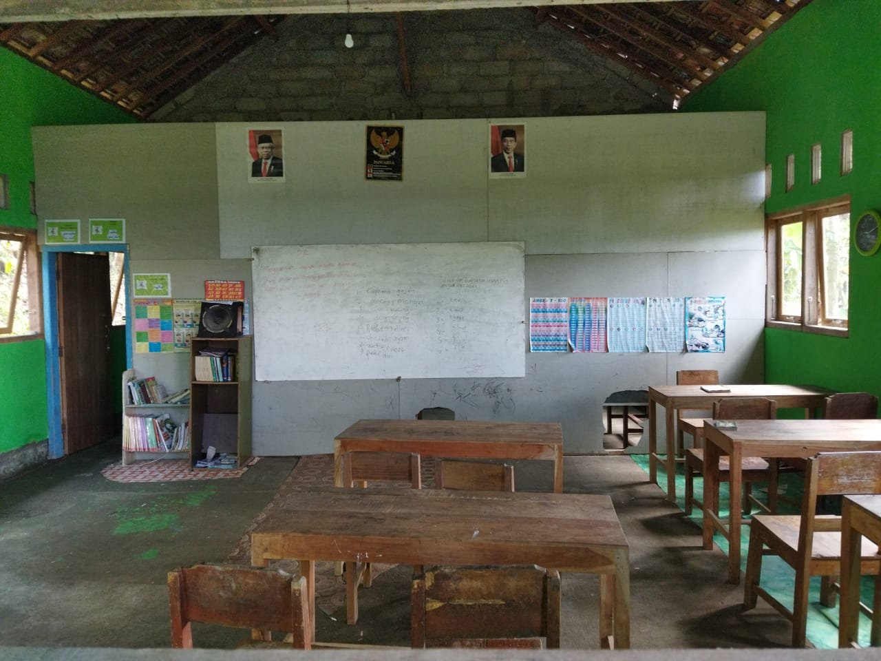 Anak-anak sekolah di desa